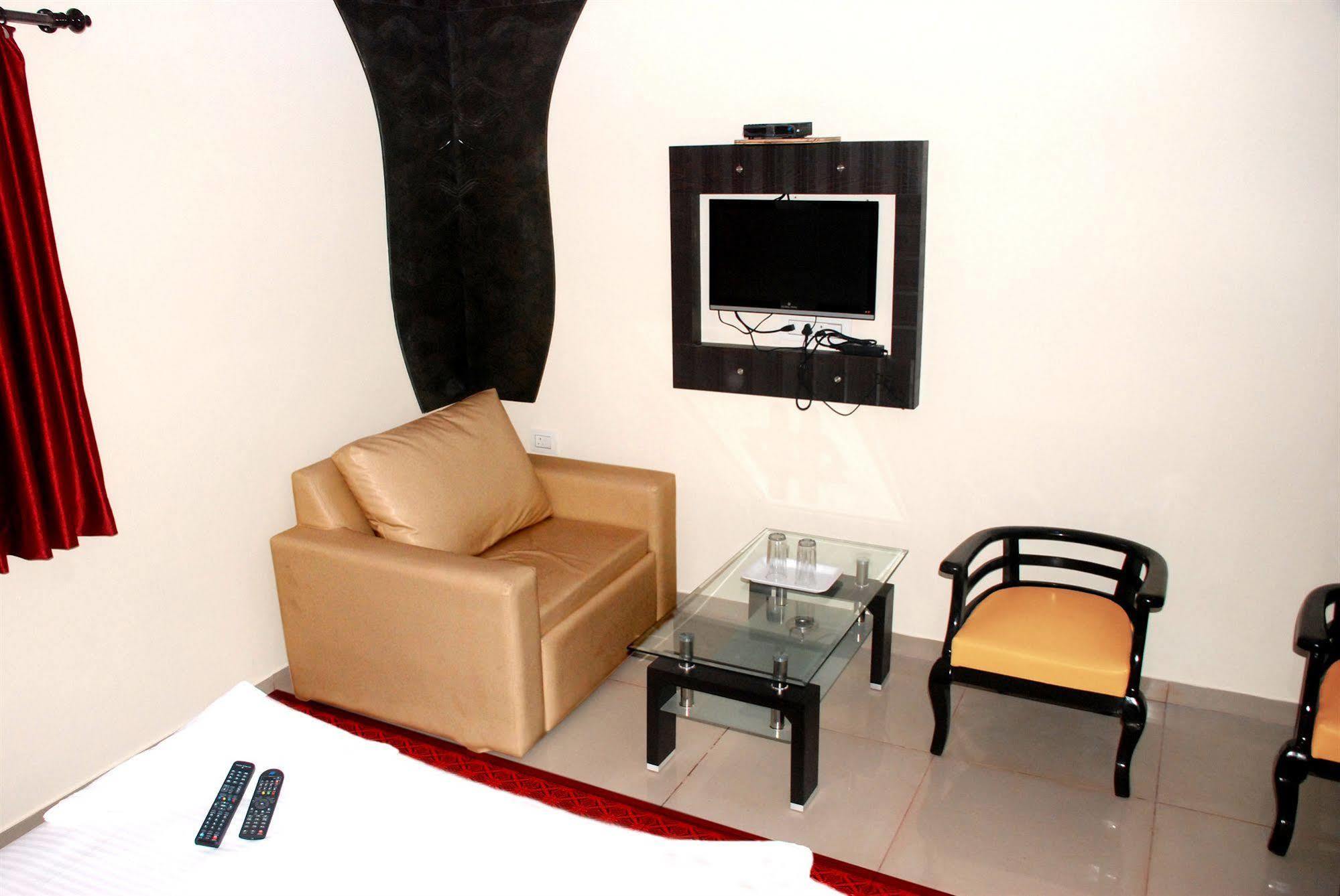 Fabexpress Adore Inn - Nr Mumbai International Airport Buitenkant foto