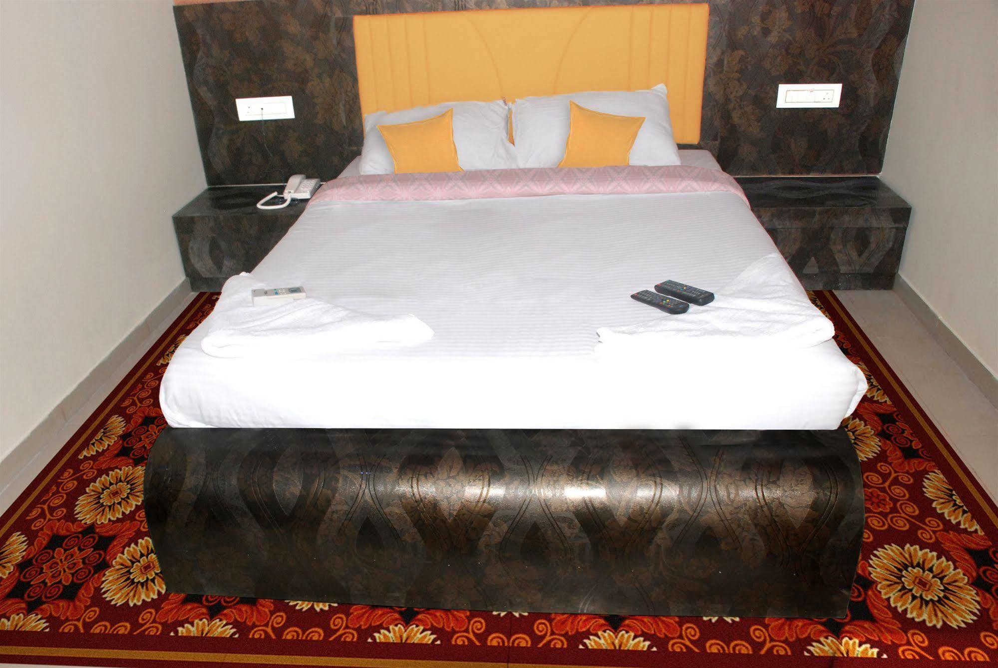 Fabexpress Adore Inn - Nr Mumbai International Airport Buitenkant foto