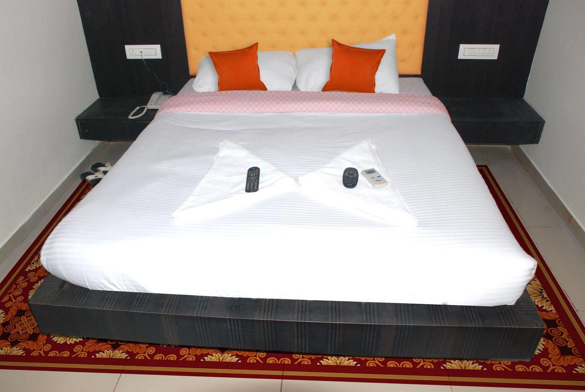 Fabexpress Adore Inn - Nr Mumbai International Airport Buitenkant foto