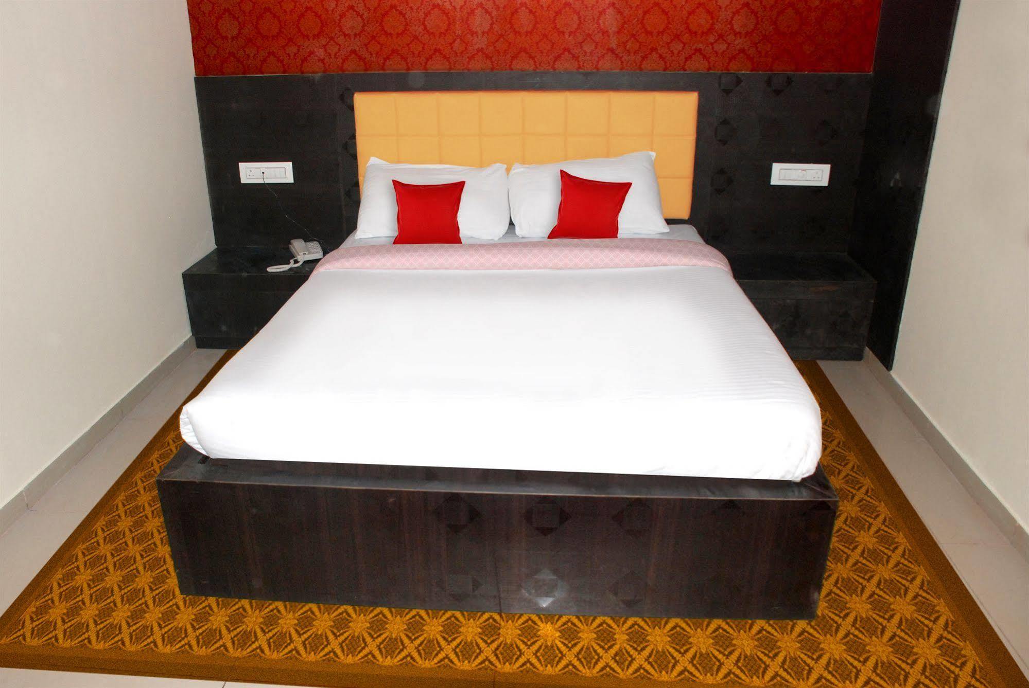 Fabexpress Adore Inn - Nr Mumbai International Airport Buitenkant foto